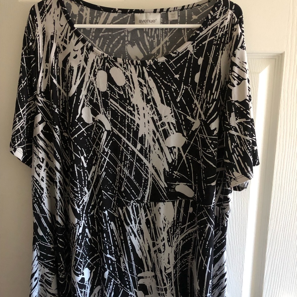 Avenue black and white shirt